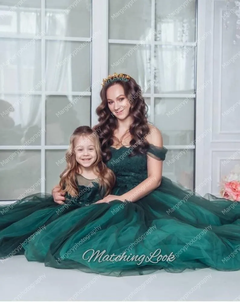 Dark Green Tulle Mom And Kid Dresses Long Length Cap   Sleeves Lace Custom Made Mother And Daughter Photo   Shoot Gown