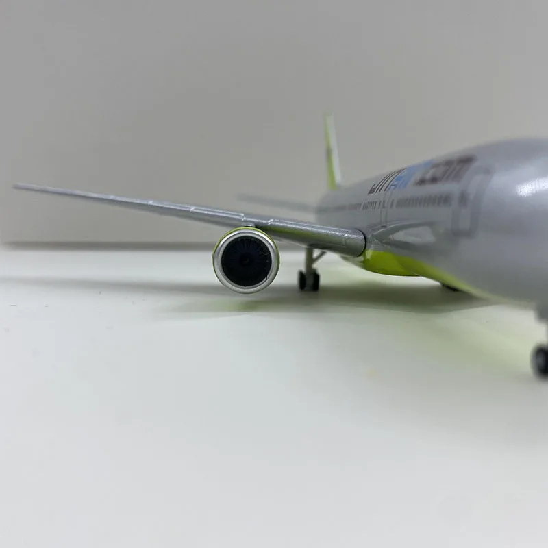 Diecast 1/400 Scale Korean Jin Air B777-200 Alloy Passenger Aircraft Model Collection Souvenir Ornaments Display Toys