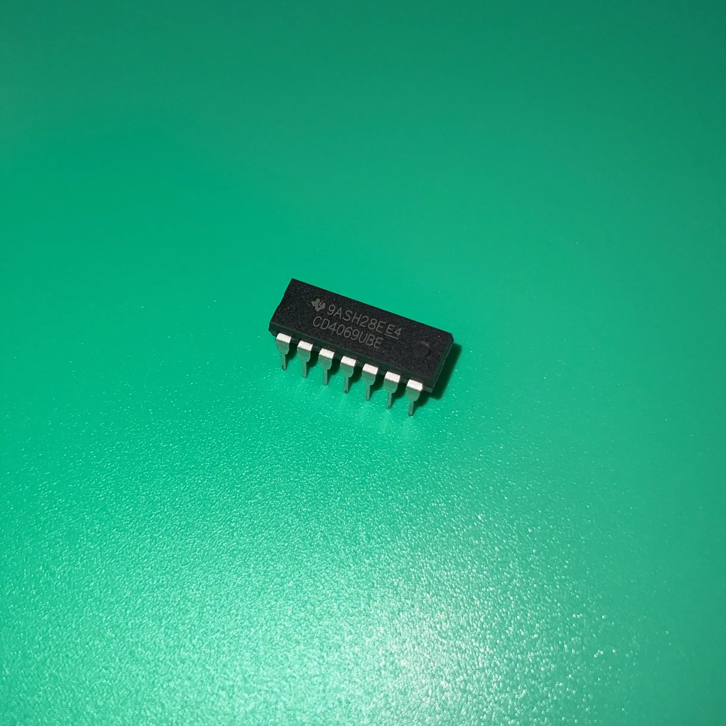 10Pcs/Lot CD4069UBE…