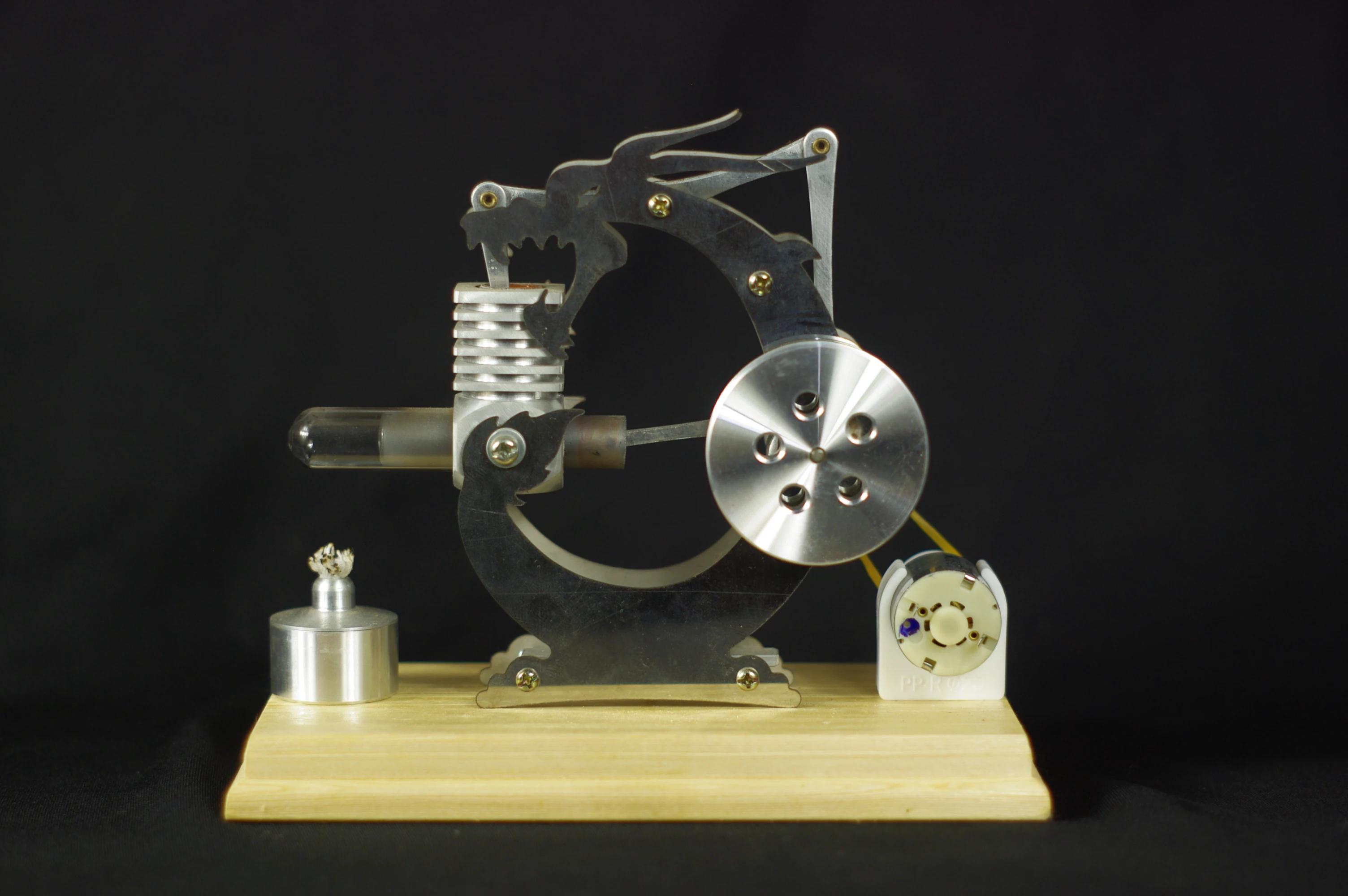 

Balanced Stirling generator model/steam/external combustion/scientific experiment