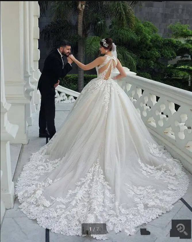 Abito da sposa personalizzato squisito in tulle bianco con scollo all'americana e applicazioni in pizzo con perline, abiti da sposa senza maniche da principessa