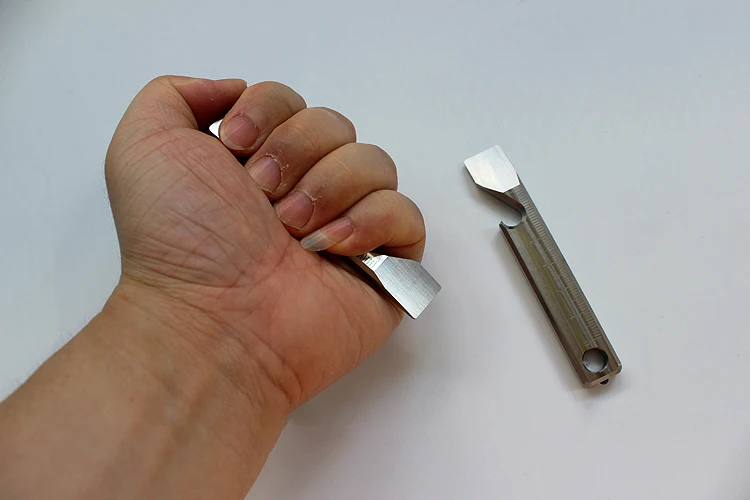 ล้อแม็กไทเทเนียมEDC Crowbarพวงกุญแจที่เปิดขวดขนาดMulti-Functionเครื่องมือ