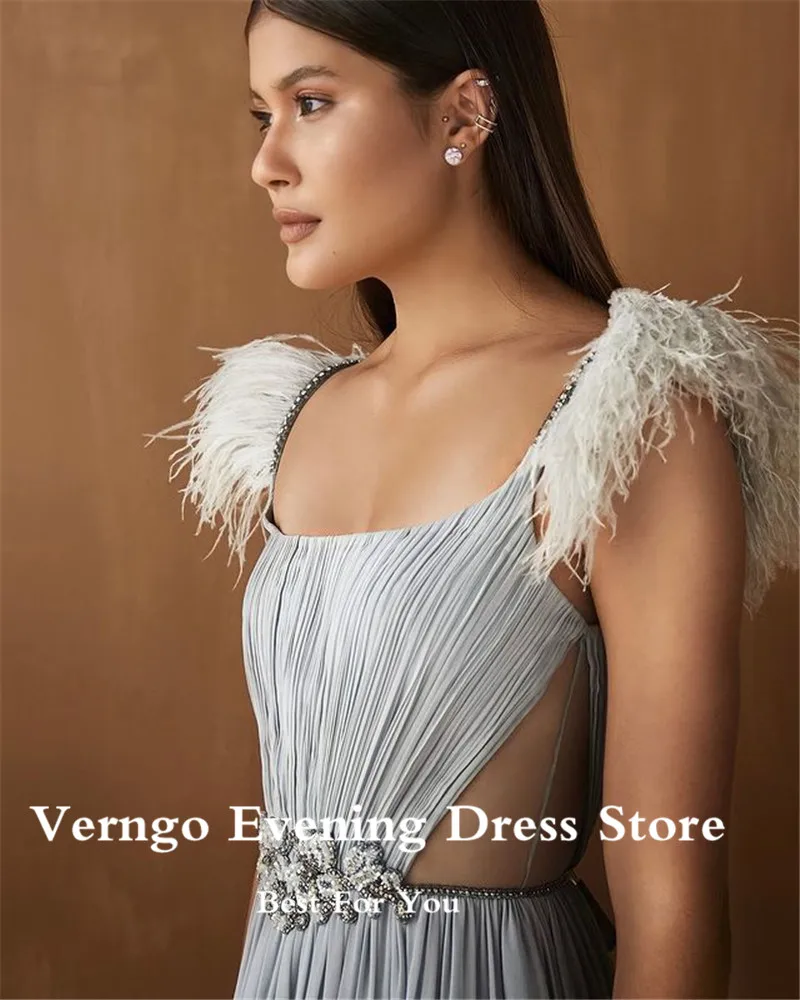 Verngo Moderne Drapierte Chiffon Lange Prom Kleider Federn Ärmeln Perlen Gürtel Schlitz Abendkleider Licht Grau Backless Frauen Kleid