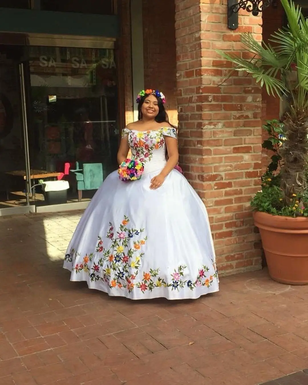 2023 bunte Blumen Weiß Weg Von der Schulter Günstige Quinceanera Prom Kleid mit Capped Ärmeln Gestickte Süße 15 16 XV Kleider