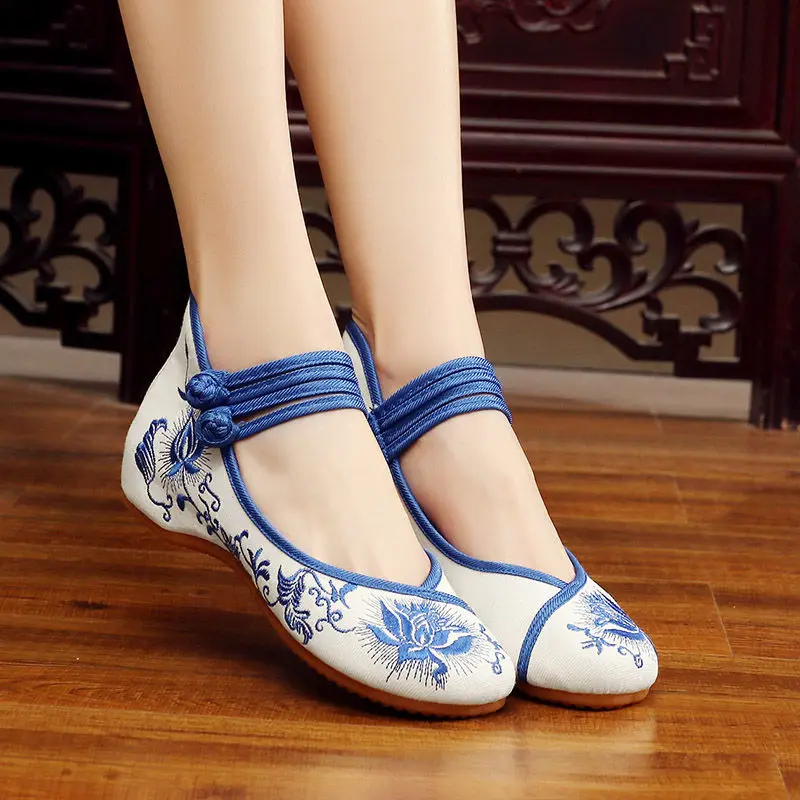 Spring Autumn Old Beijing Embroidered Shoes Women Retro Ethnic Hanfu Chinese Style Cloth Shoes Square Dance Lona Elegant Woman