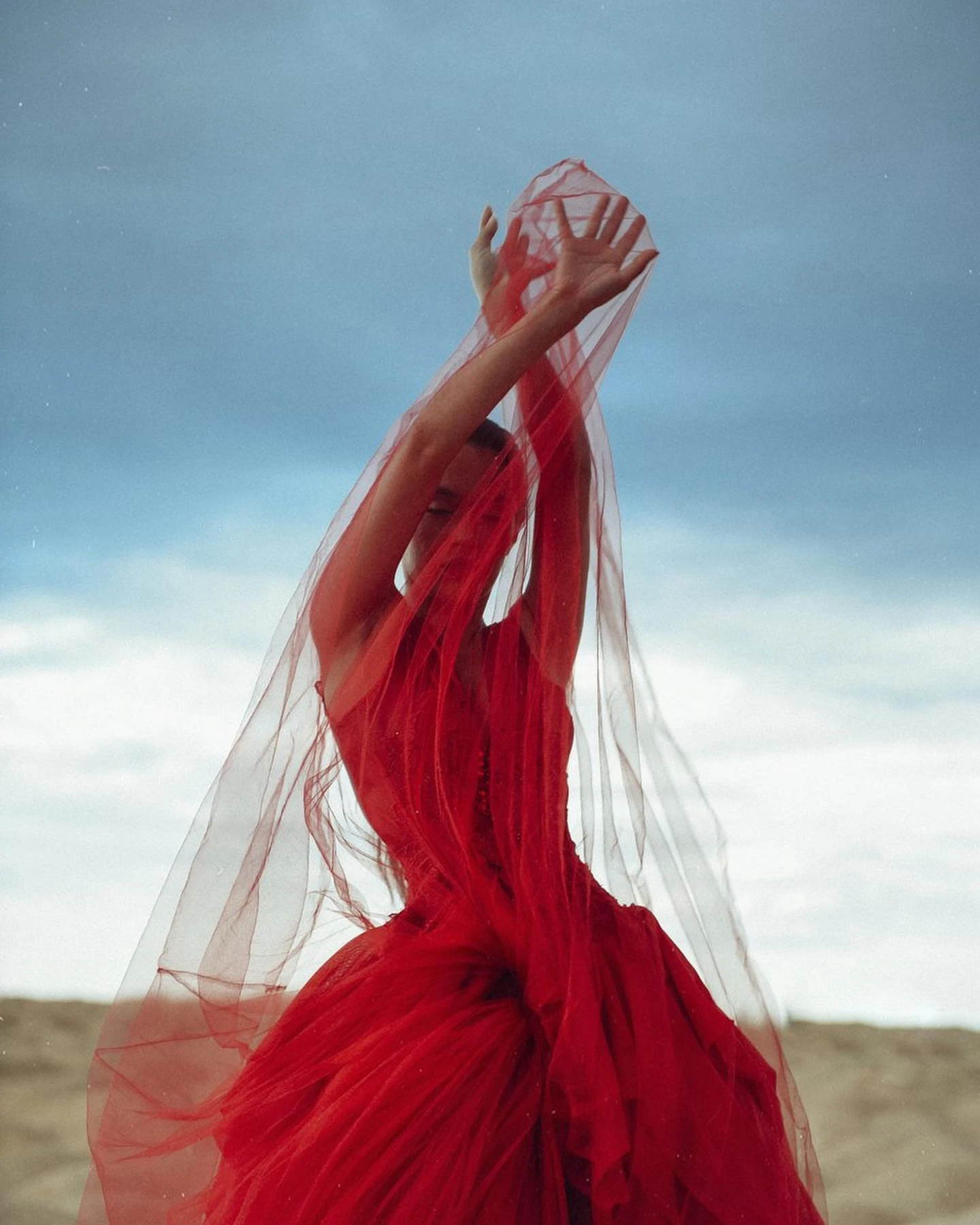 Nova chegada vermelho encantador elegante vestidos de baile longo fofo plissado em camadas tule vestido de baile feminino vestidos de festa à noite feito sob encomenda