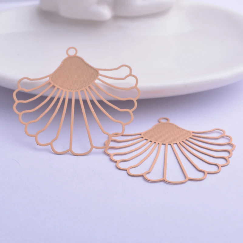 30 Stück AB5017 38*40mm fächerförmige Charms, hohle Blumenanhänger für DIY-Schmuckherstellung – Detail 11