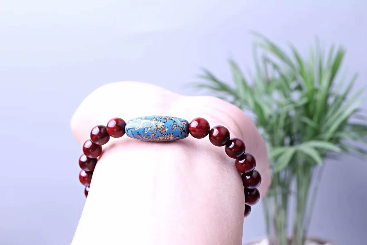 

Small leaf red sandalwood bracelet genuine Bracelet chicken blood red glass bottom with large lacquer bead Tianzhu 8mm