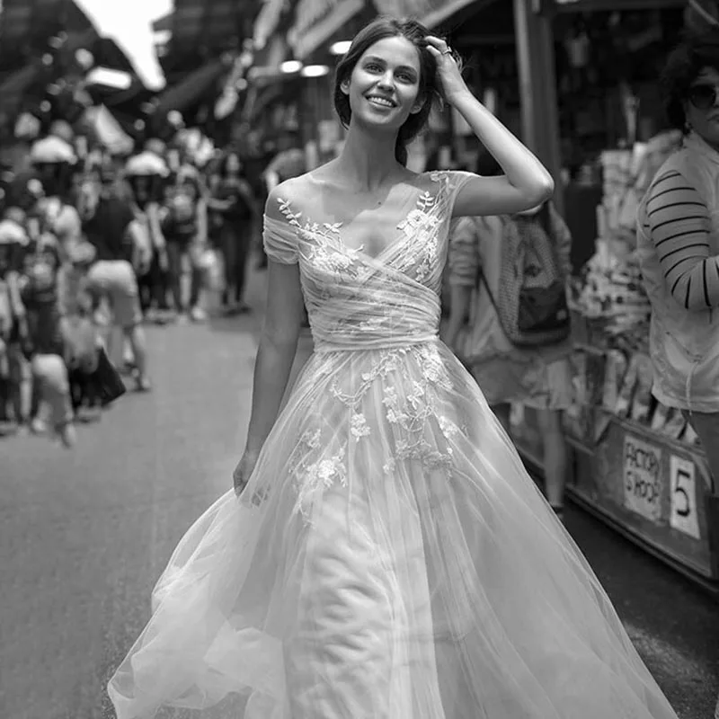 Gaun Pengantin Ilusi Tulle Ruched Silang Bulat Gaun Pernikahan Leher Perahu Bordir Bunga Romantis Garis A Line Buatan Khusus Pantai