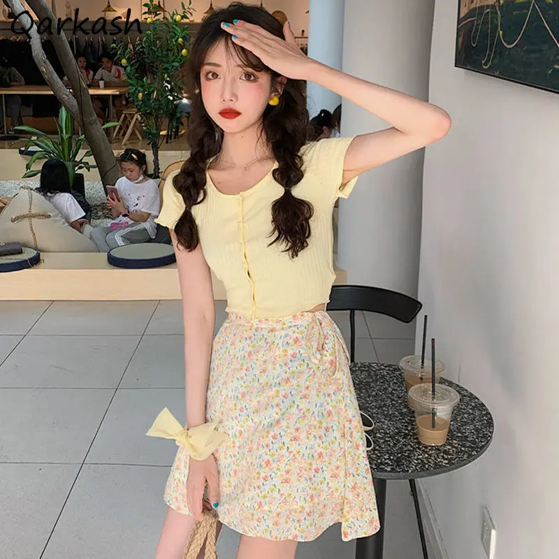 

Women Crop Tops Short Sleeve Cardigans and Mini Floral Printed Skirts Sets Elegant Sweet Simple Summer Fashion 2021 2Pcs Set Ins