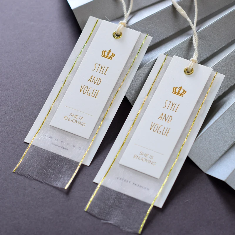 

Customize Clothing Bags Shoes Hanging Tags Price Brand Labels 500gsm Paper Embossing Gold Stamping Card with Organza Ribbon Yarn