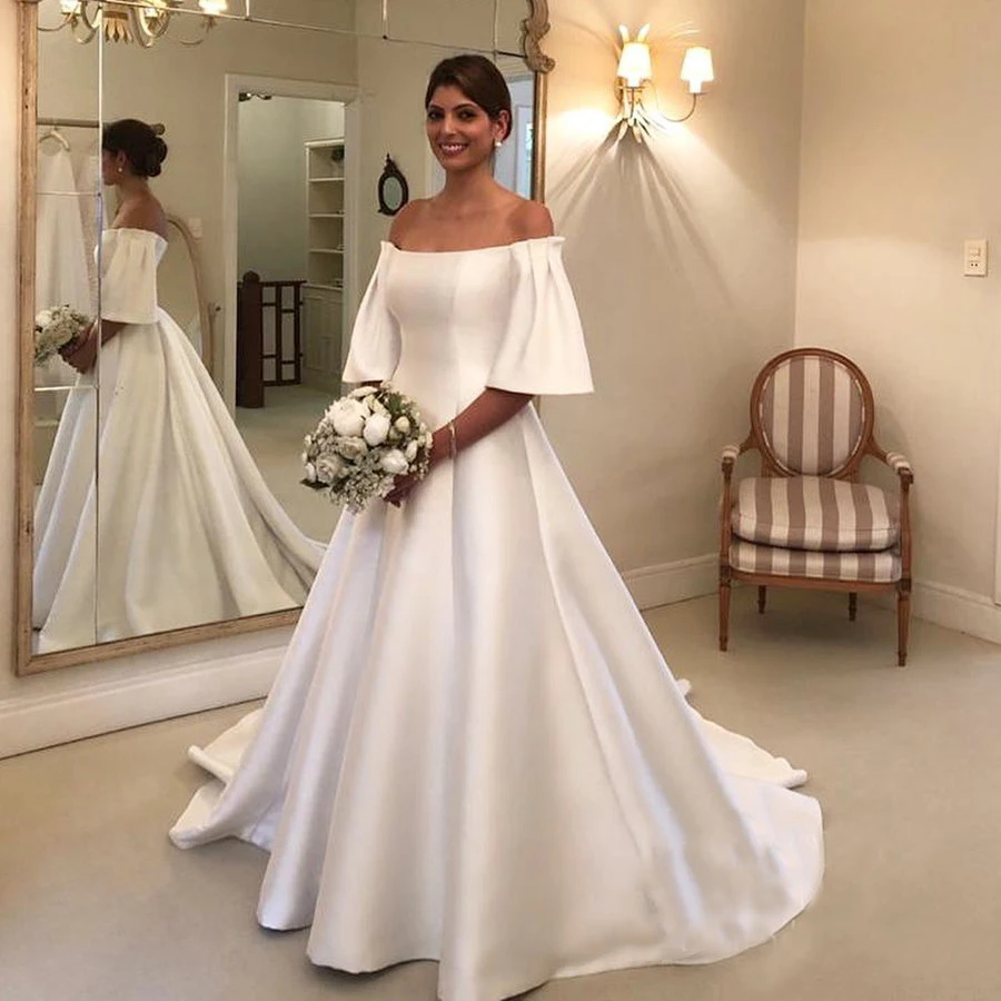 Off Shoulder Korte Bell Mouwen Satin Bruidsjurk Met Zakken Aangepaste Ivoor Wit Eenvoudige Kathedraal Wedding Photoshoort Jurk