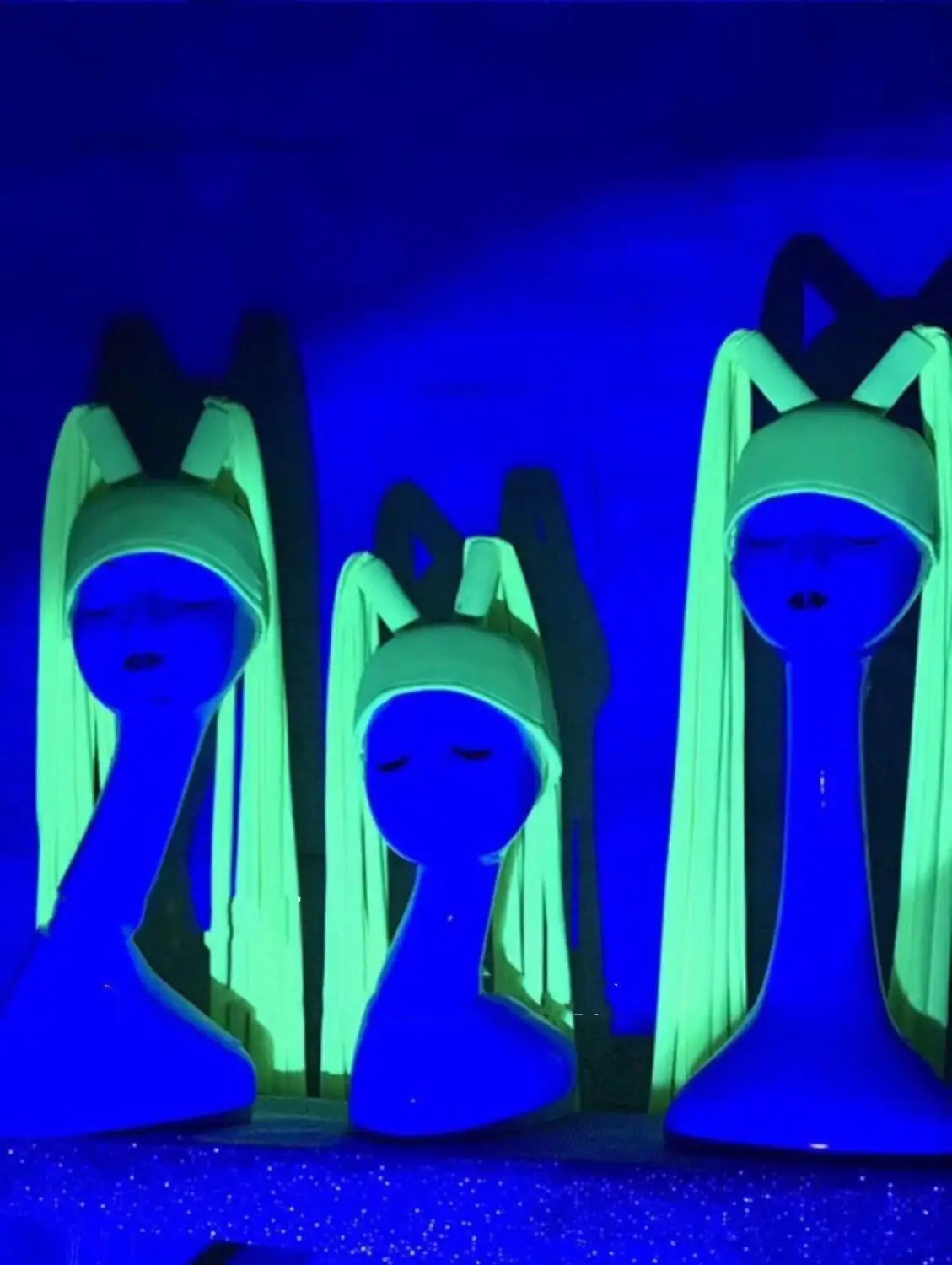 

Женщины танцовщицы носит флуоресцентный женский костюм воина, шляпа, парики, сценическое пространство, будущее, технология, gogo, сексуальный бар, ночной клуб