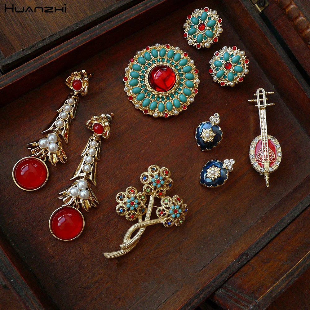 HUANZHI 2020 New Rhinestone Imitation Pearls Enamel Metal Brooch Vintage Hollow Out Flower Cloth Accessories for Women Jewelry