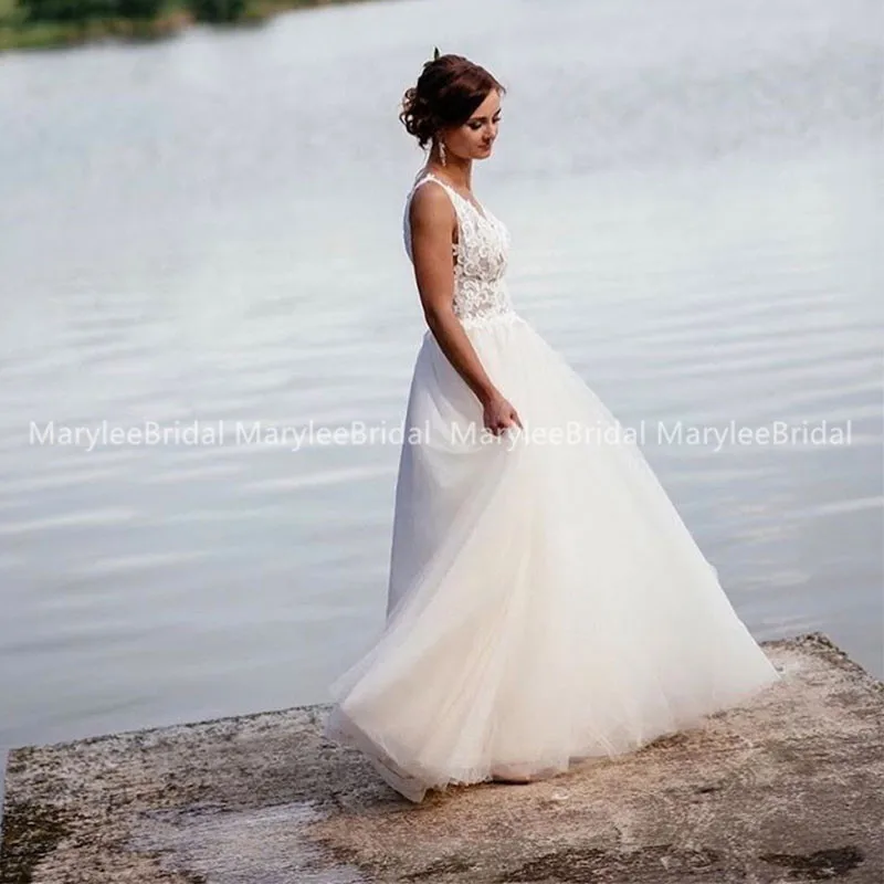 Maßgeschneidertes Strandhochzeitskleid in A-Linie mit abnehmbarer Schleppe, V-Ausschnitt, Applikation, Sommer-Boho-Brautkleid, Brautkleider aus Tüll mit tiefem Rückenausschnitt