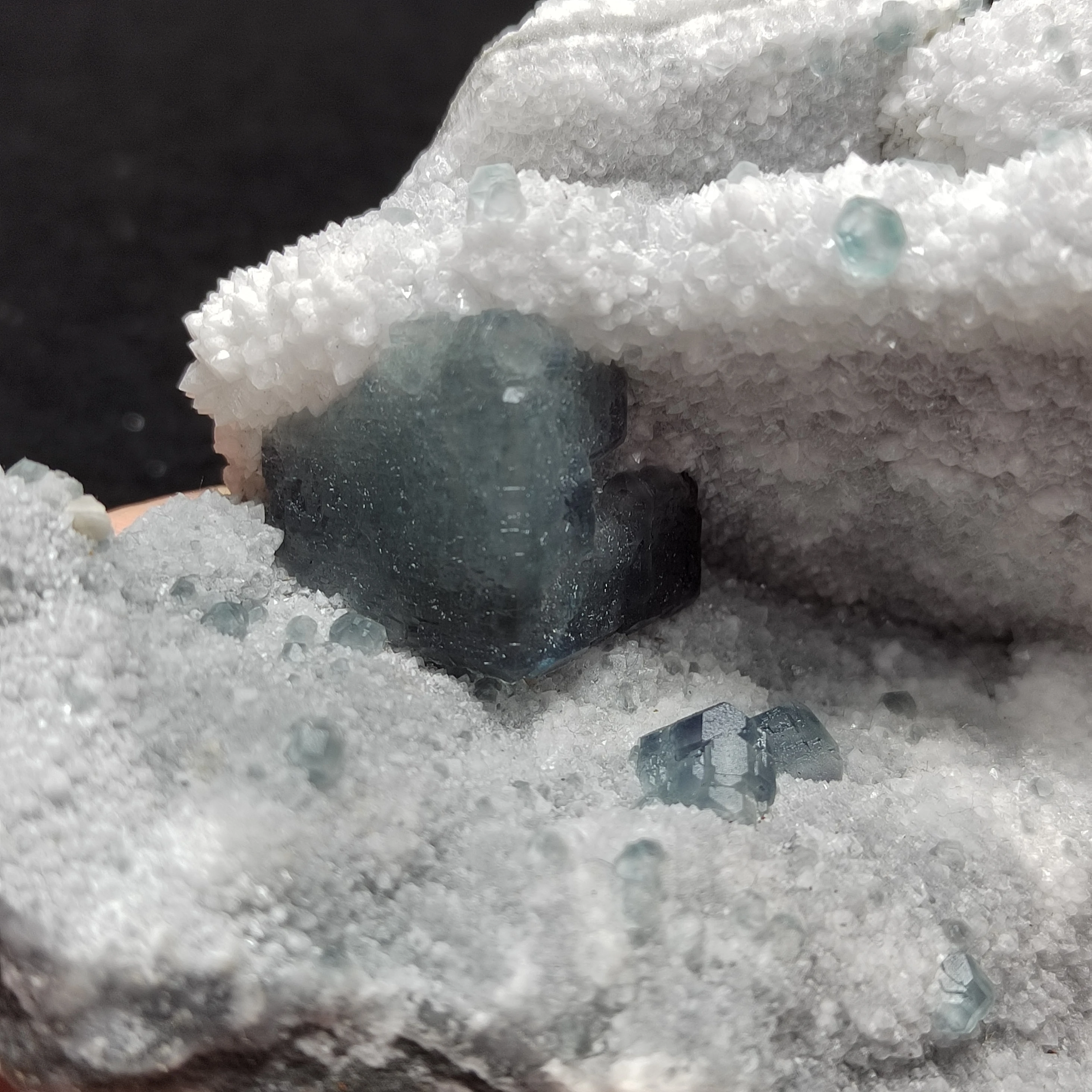 534.7gNatural green blue fluorite and quartz mineral specimen aura healing energy home decoration teaching specimen ornaments