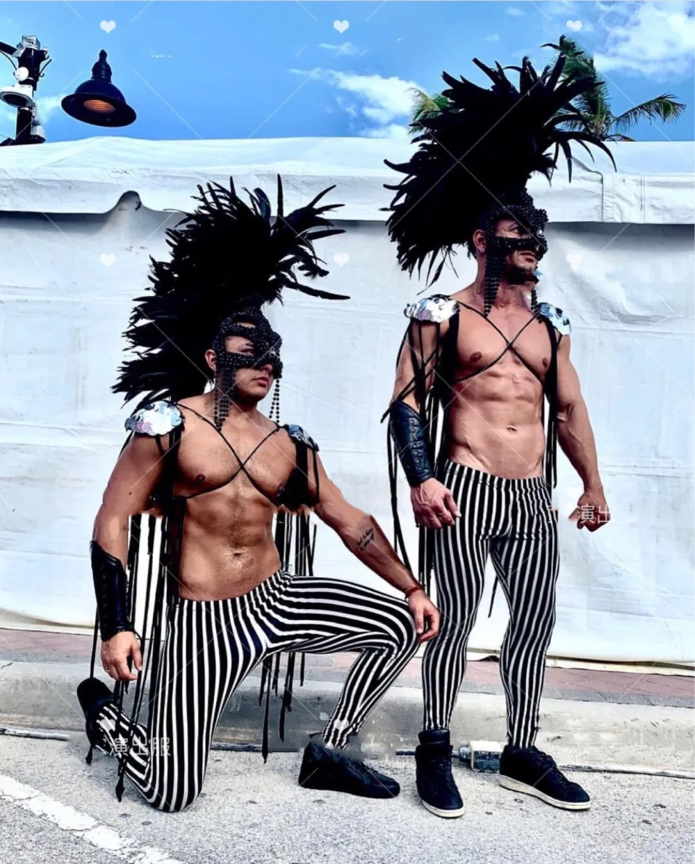 Gespierde man kostuum Sexy Zwart-wit gestreepte zebra bar man gogo kostuums zwarte veren hoofdtooi show catwalk slijtage