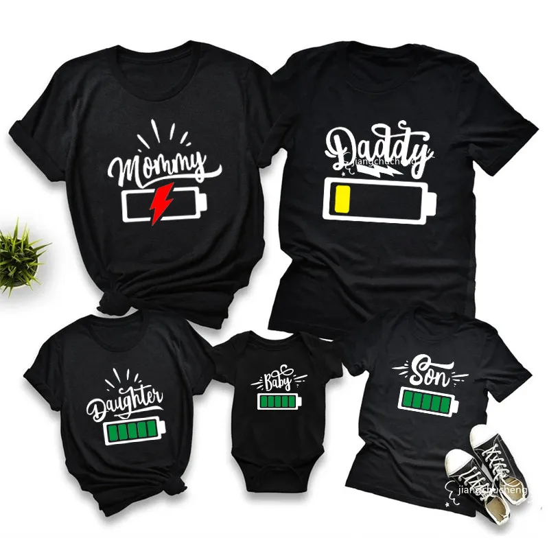 Battery Print Daddy Mommy Daughter Son Baby Family Matching Clothes Cotton Family Look Dad Mom and Me Kids Tshirts Baby Rompers