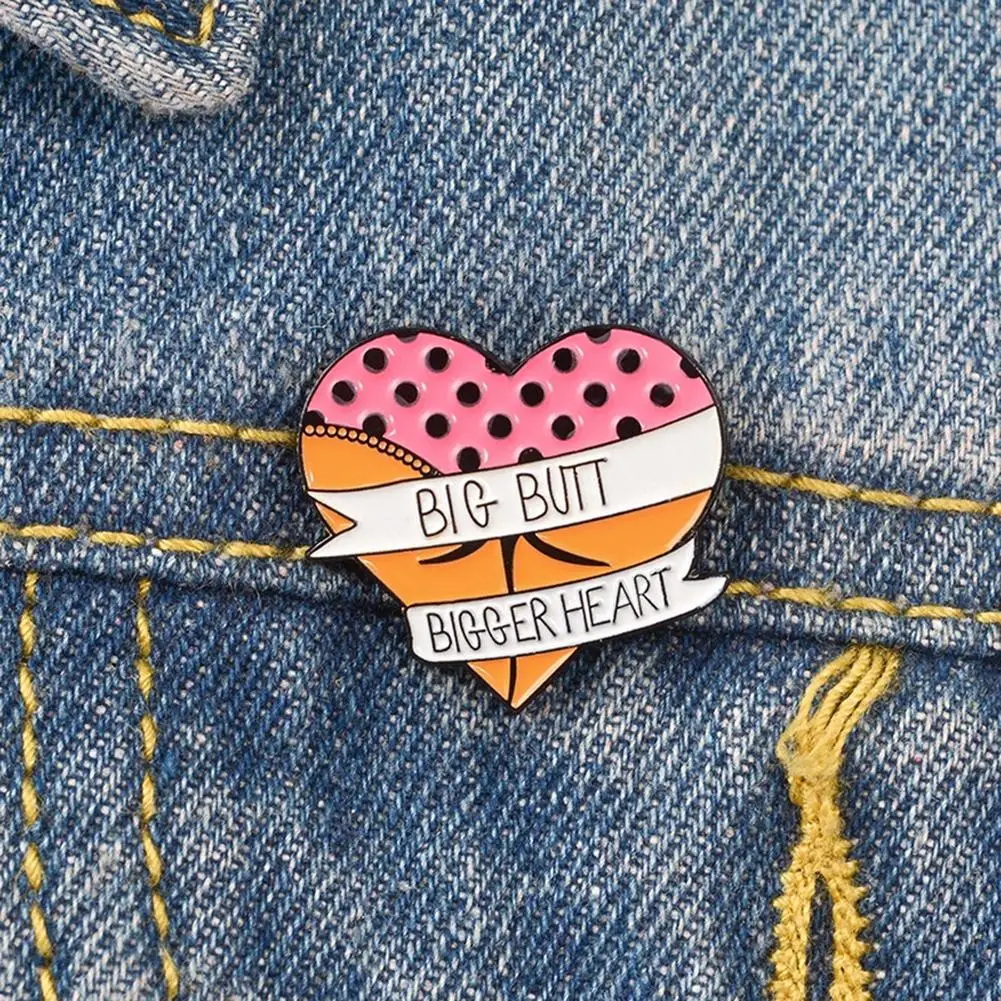 Culone Nere: Il Brooch Cartonato che Combina Humor, Stile e Coraggio Personale