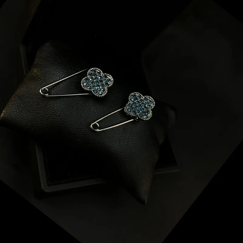 Four Leaf Clover Retro Brooch Luxury Sparkling Rhinestone Pin Elegant Coat Sweater Shawl Fashion Women Jewelry Accessories Gift
