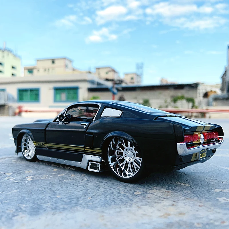 Maisto 1:24 New hot sale  1967 Ford Mustang GT simulation alloy car model crafts decoration collection toy tools gift