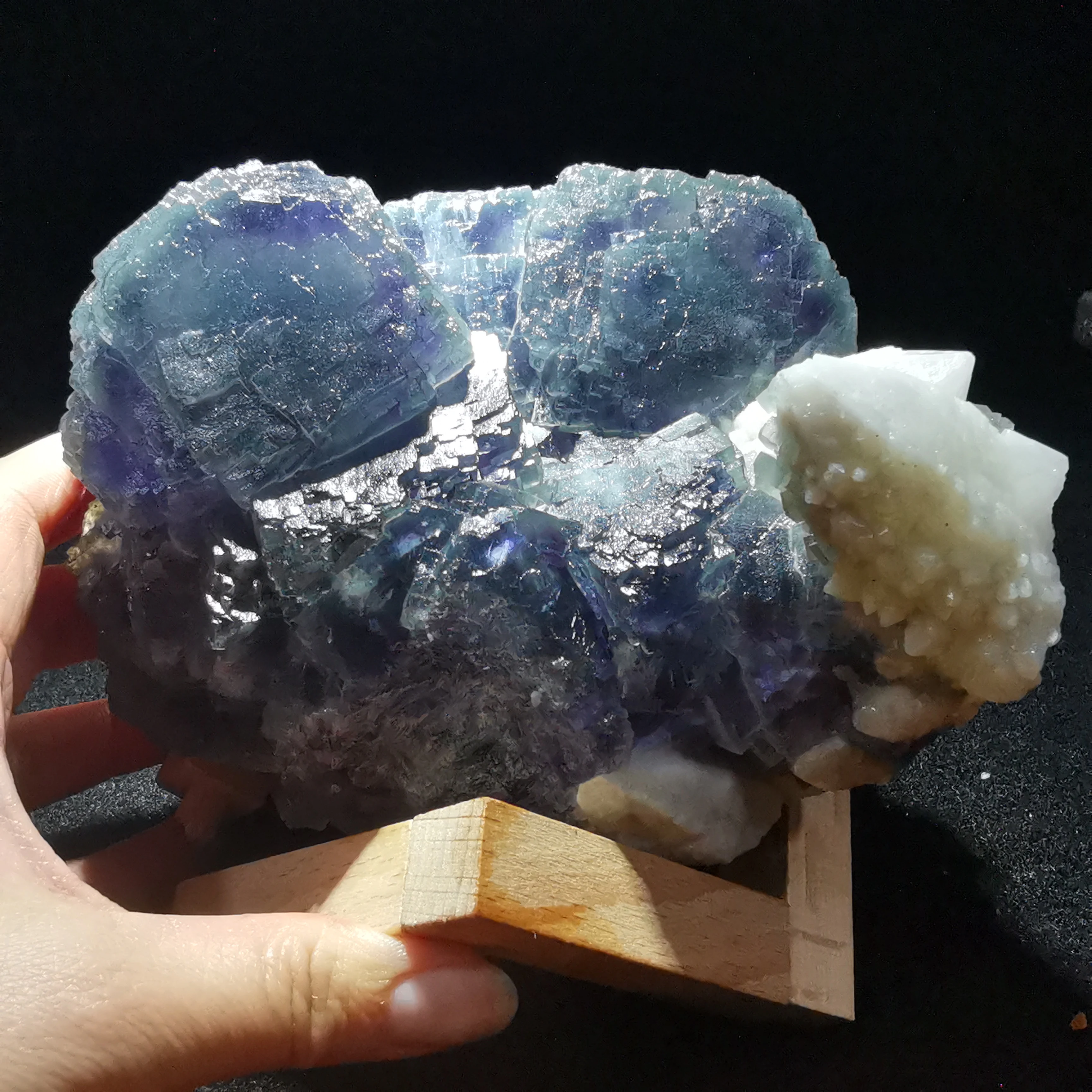 1705.4gRare purple blue ladder fluorite and crystal columnar paragenetic mineral specimen quartz gem stone furniture decoration