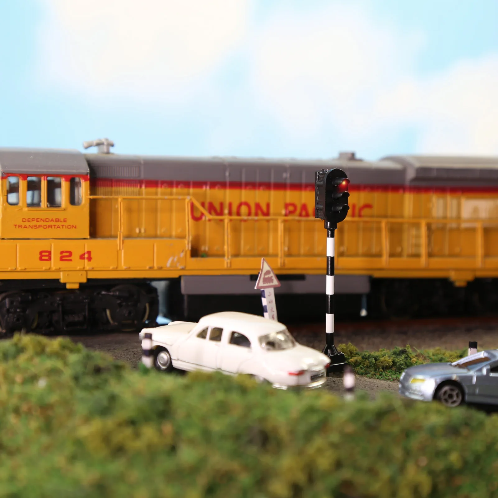 Evemodel 10pcs HO Scale 1:87 Crossing Traffic Signals 3-LEDs Road Street Block Light Red Yellow Green JTD8711RYG