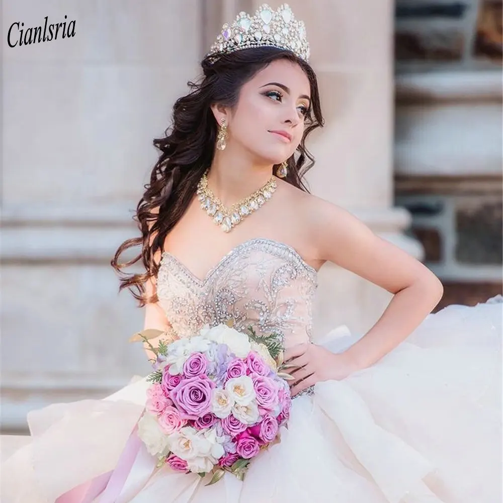 샴페인 아가씨 민소매 구슬 크리스탈 볼 가운 Quinceanera 드레스 Organza 프릴 스위트 15 파티 파티 드레스