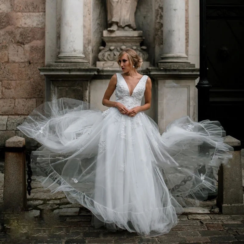 Robe de mariée dos nu à col en V avec appliques en dentelle, robe de mariée élégante et sexy, robe de mariée sur mesure, 2024