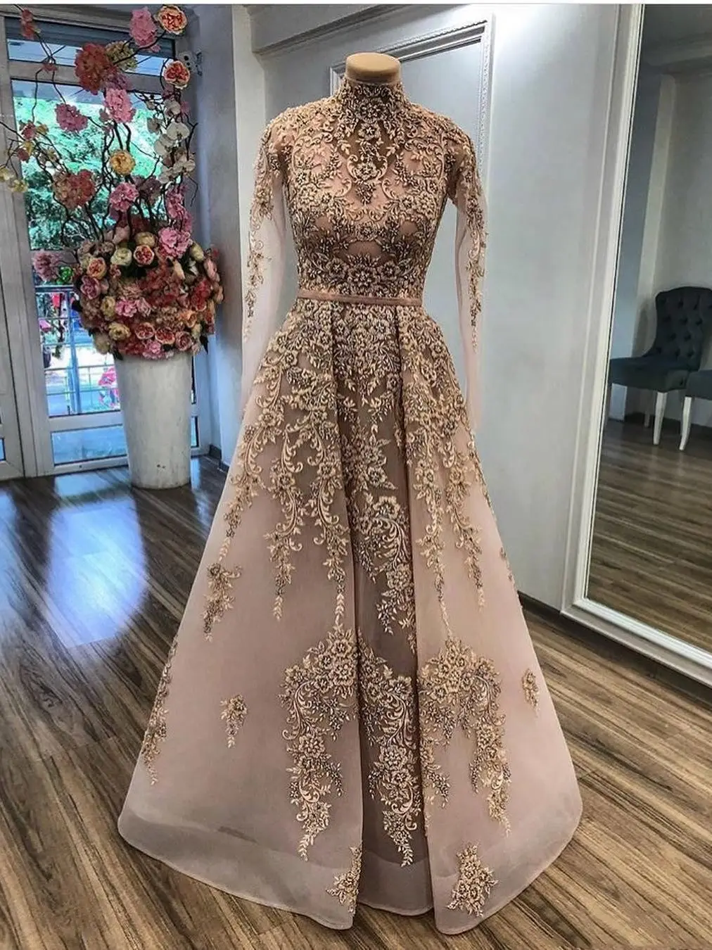 Vestido de noche de encaje dorado árabe de Dubái personalizado, moda Sexy con hombros descubiertos, vestidos de fiesta de cóctel con abertura lateral, vestidos de graduación