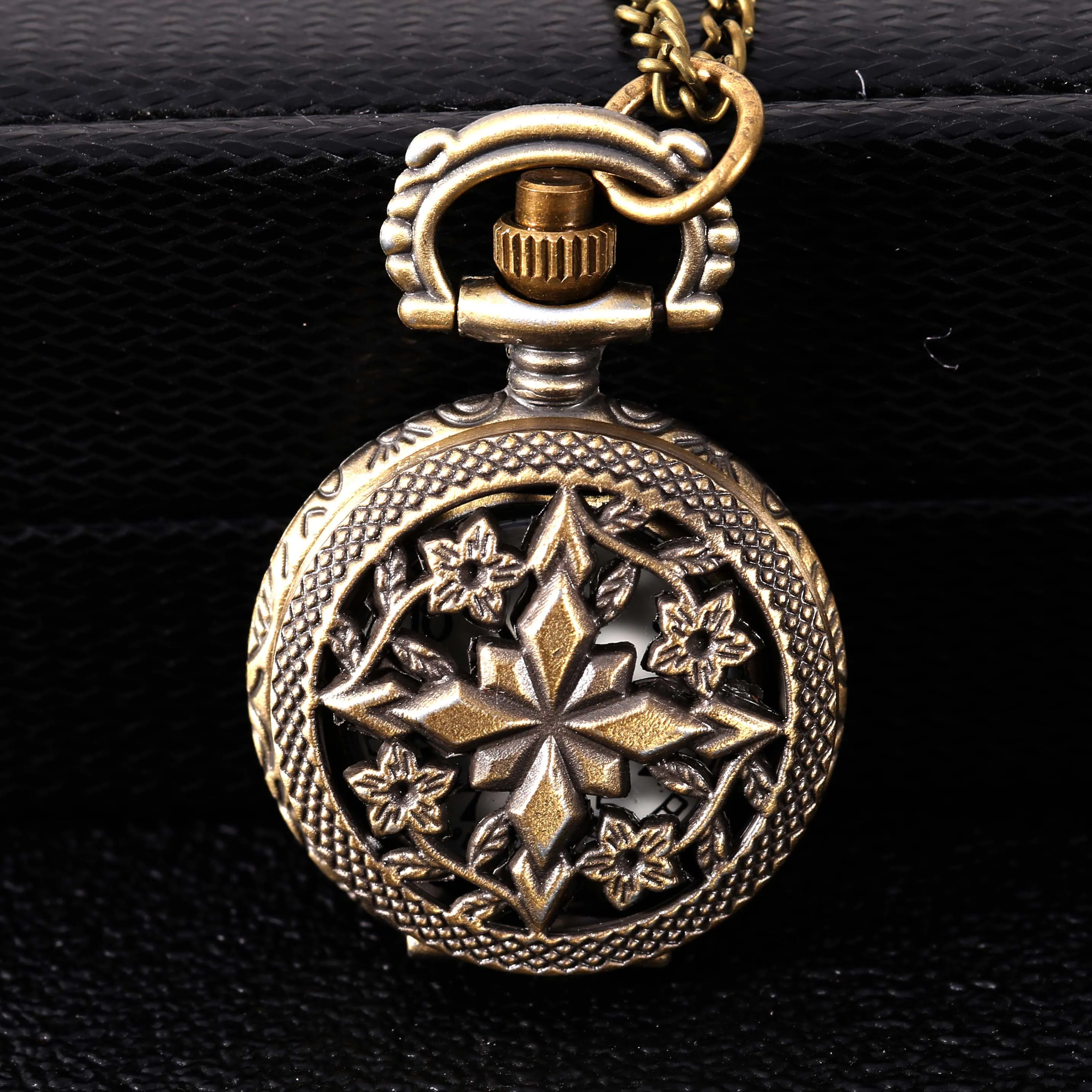 

Copper-colored cutout diamond petals retro palace large pocket watch