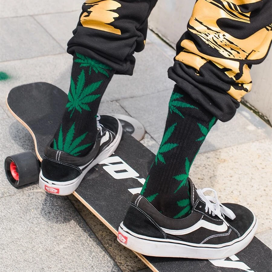 Calcetines de algodón de alta calidad para hombre y mujer, medias largas informales con diseño de hoja de arce y hoja de cáñamo, ideal para montar