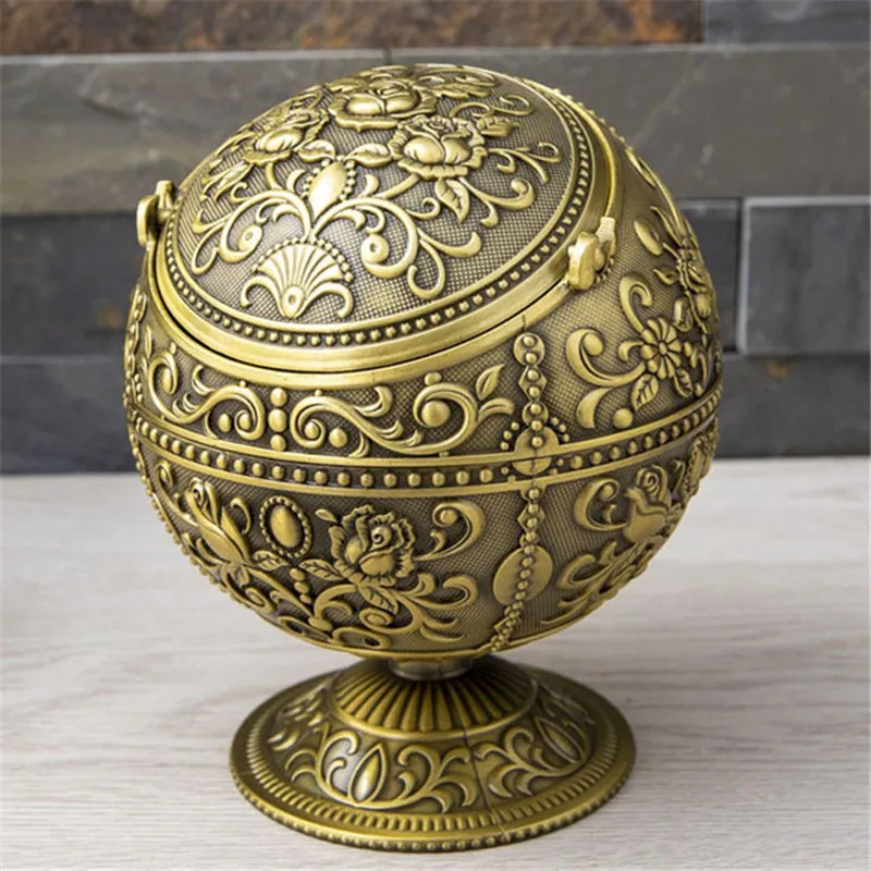 Retro Metal Castle Flower Embossed Spherical Ashtray with lid Creative Ashtray Gifts for Men Home Living Room Bedroom Decoration