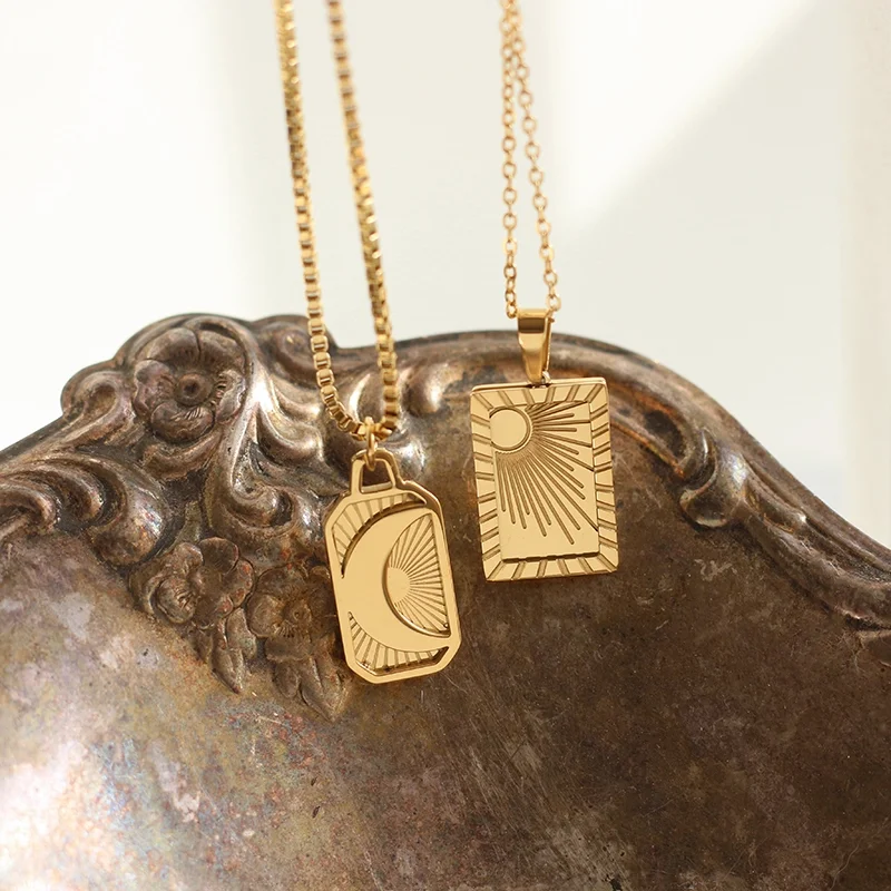 Colgante de placa de Luna y sol grabado para mujer, joyería Vintage de acero inoxidable, collares de oro de 18k para mujer, cadenas góticas para