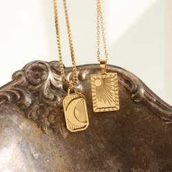 Colgante de placa de Luna y sol grabado para mujer, joyería Vintage de acero inoxidable, collares de oro de 18k para mujer, cadenas góticas para hombre 2021