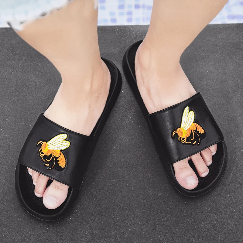 Summer Men\'s Slippers Embroidery Bee Outdoor Garden Shoes Male Clogs Indoor Bathroom Slides Mules Beach Slippers Flip Flops