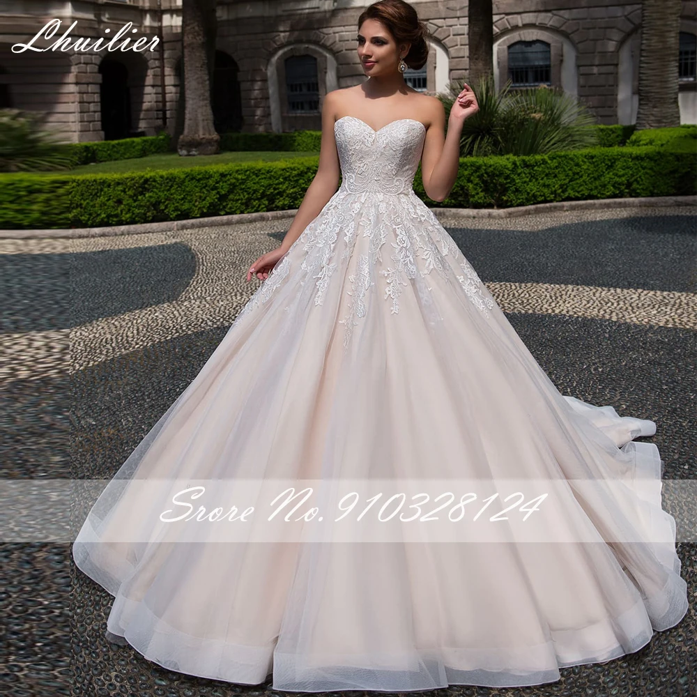 Suknie ślubne Lhuilier na zamówienie, fason A, bez ramiączek, z koronkowymi aplikacjami, długość do podłogi, bez rękawów, z odpinanym trenem.