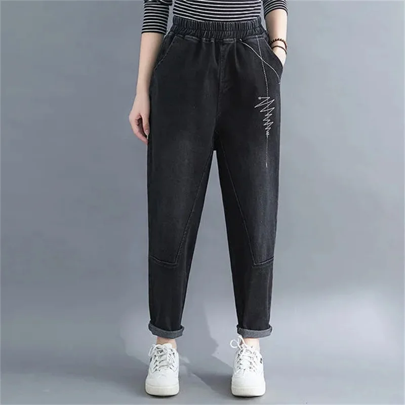 Winter Velvet Thick Jeans Women Vintage 2025 Winter New High Waist Loose  Harem Pants Female Denim Pants Black Embroidery F8