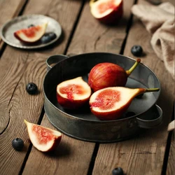 Handcrafted Retro Round Iron Plate with Handle Vintage Storage Fruits Bread Tray Pan Home Decoration Food Photography Props