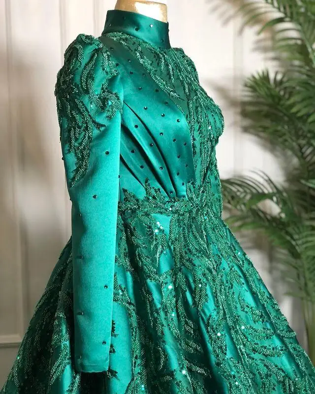 Saudi Arabia Green Satin Evening Gowns High Neck Long Sleeves Lace Appliques Sequins Prom Dresses Dubai Sweep Train Formal Wear