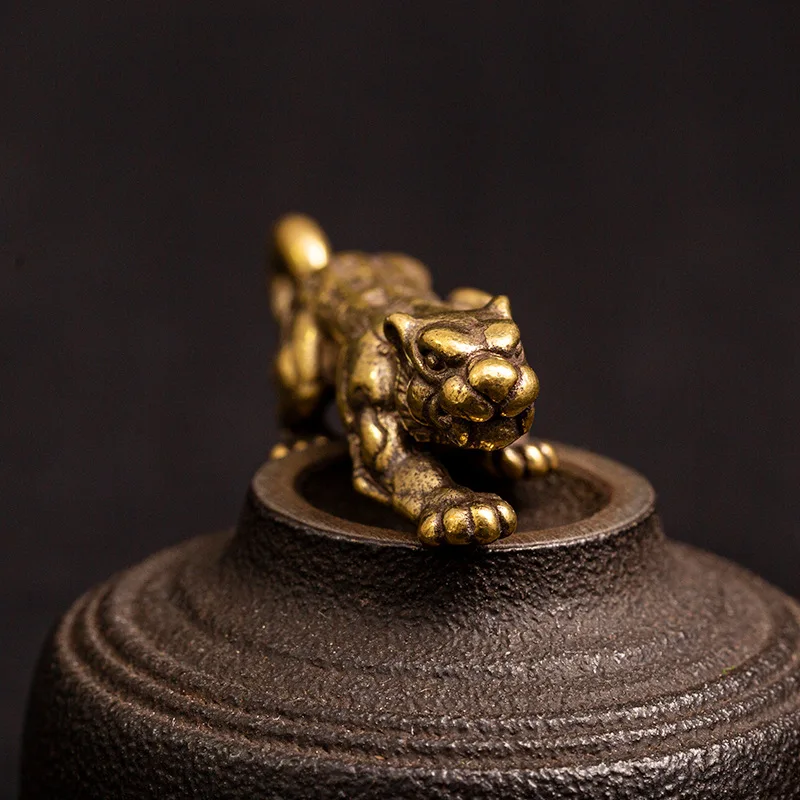 Antique Copper Sculpture Chinese Tiger Token Statue Desktop Ornament Home Decor Natural Aging Brass Animal Figurines Decorations