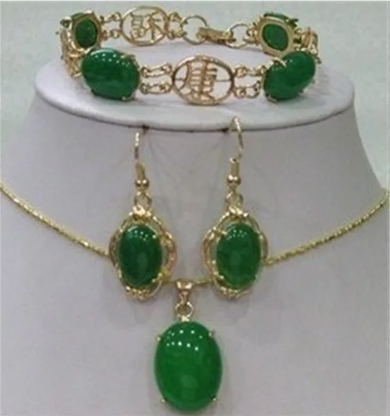 

Beautiful green stone bracelet earring Necklace pendant Set