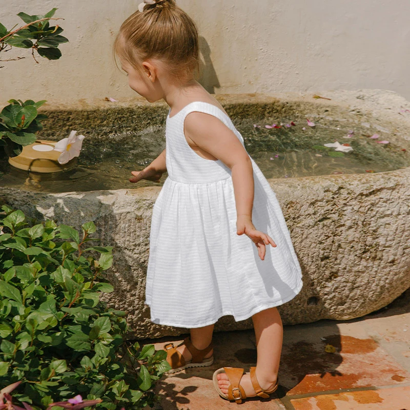 Vestido branco sem mangas de algodão texturizado Baby Girl, criança, gola redonda, botão de costas baixas, vestidos infantis, verão, novo, TZ79, 2024