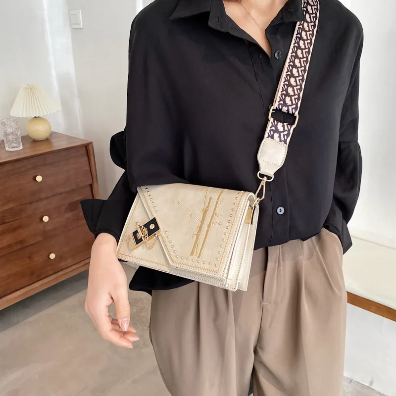 Women's Bag 2021 New Style Retro Embroidery Small Square Bag Chaokuan Shoulder Fashion Embroidery Single Shoulder Messenger Bag