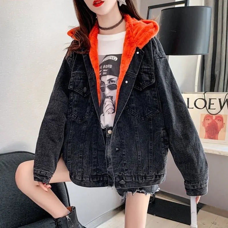 Jaket Denim Bertudung Huruf Tebal Musim Dingin Mantel Jeans Beludru Tambahan Kasual Perca Wanita Pakaian Luar Hangat Ukuran Plus Longgar BF