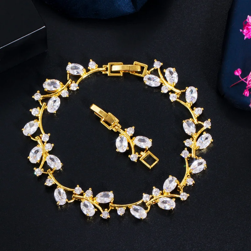 CWWZircons Elegantes Blattzweig-Armband in Gelbgoldfarbe mit Funkelnden Zirkonen, Modischer Damenschmuck für Hochzeiten, Geschenk, Großhandel S0099 – Detail 4