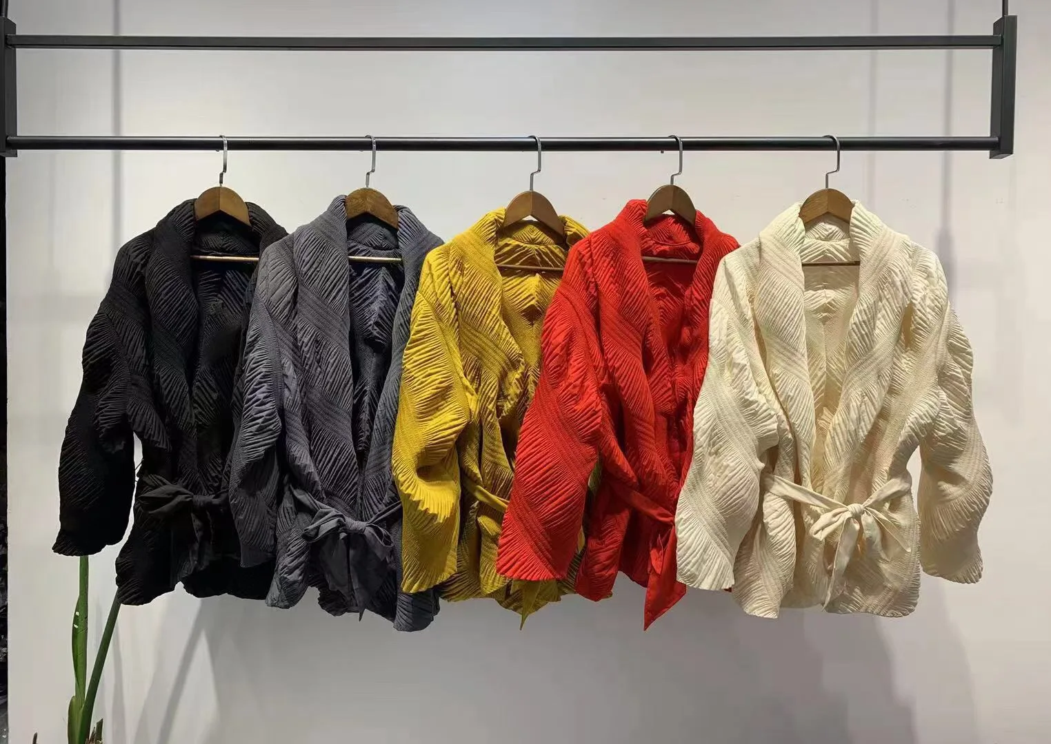 Miyake Xếp Ly Bông Lót Quần Áo 2023 Mùa Xuân Mới Ren Đen Ấm Cardigan Rời Lớn Kích Thước Mỏng Ngắn Nữ Điểm