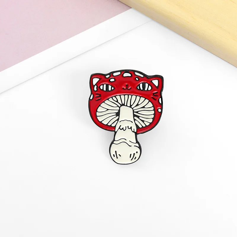 Creative New Product Mini Red Mushroom Cartoon Brooch Fashion Alloy Paint Frog Smiley Face Mushroom Badge Backpack Accessories