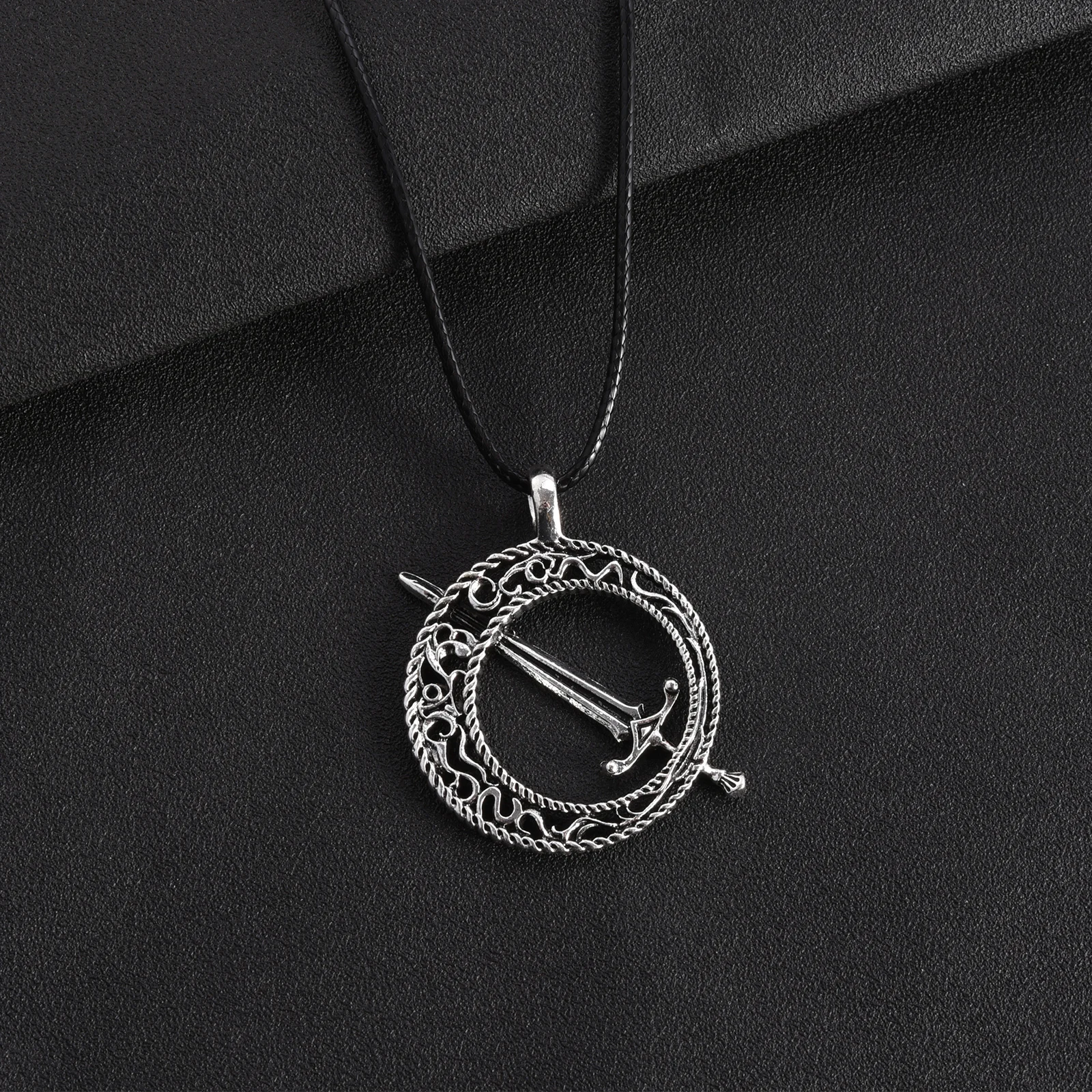 Dark Souls 3 Blade of the Dark Moon Pendant Covenant Dark Souls 3 Sword Pendant Necklace Leather Rope Game Steampunk Jewelry