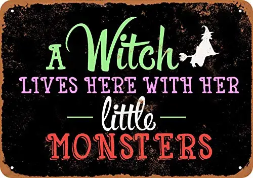 Металлический знак-ведьма живет здесь с маленькими монстрами (черный фон)-винтажный Настенный декор для кафе, пива, бара